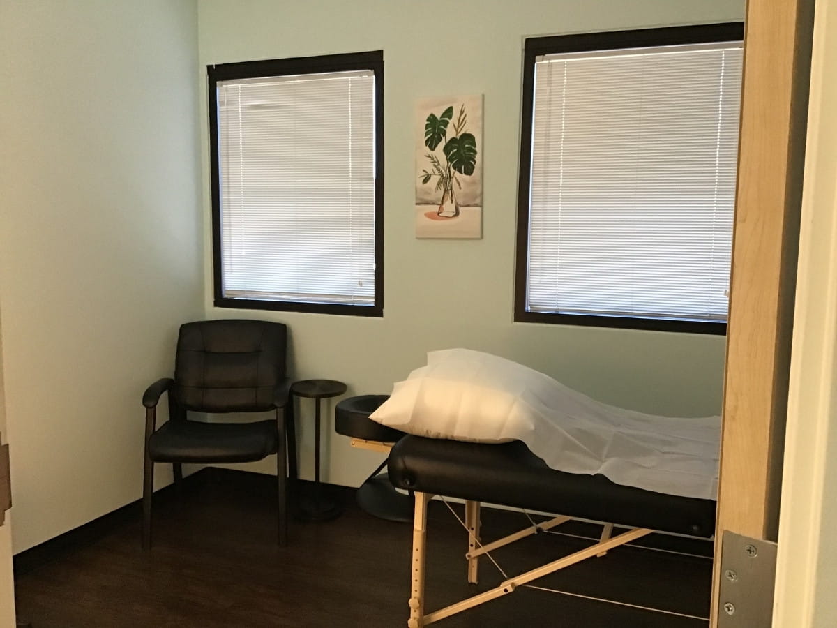 A calming treatment room to receive Acupuncture and Frequency Specific Microcurrent at Lim Acupuncture Clinic - Castle Rock.