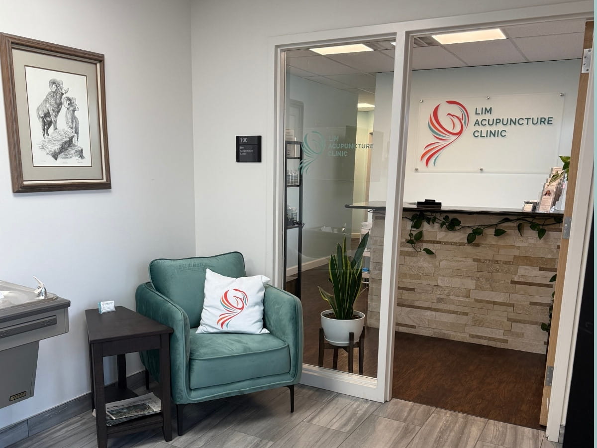 Interior entrance of Lim Acupuncture Clinic Castle Rock's reception area.